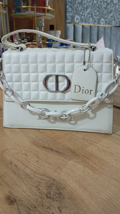Oq rangdagi Dior sumka