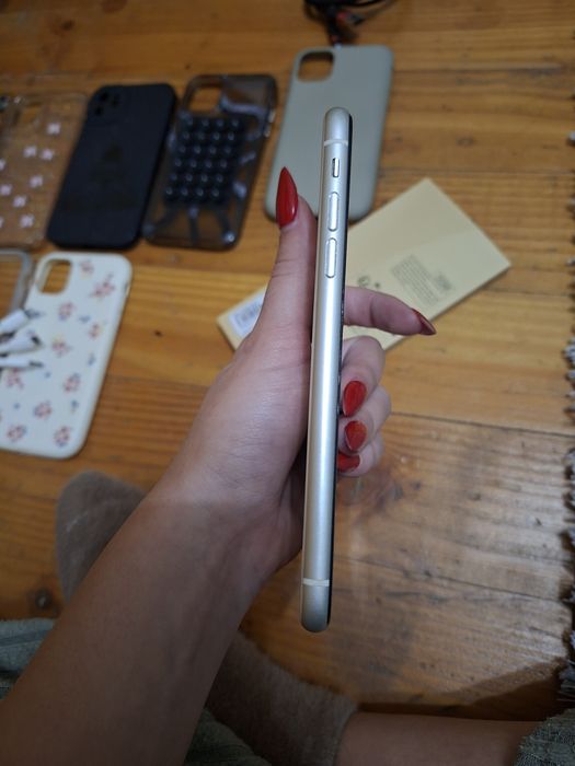 IPhone 11, 10 калъфа,протектор и кабел