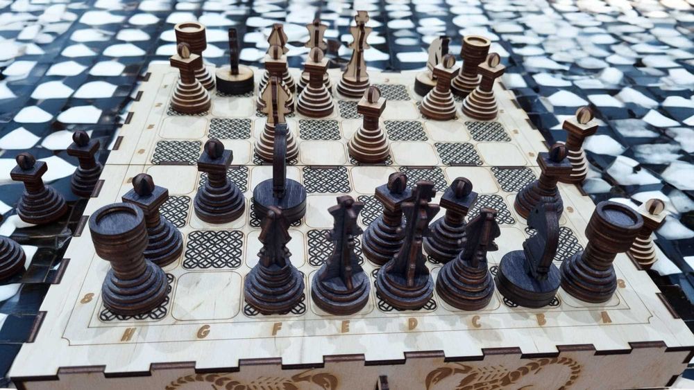 Ръчно изработен дървен шах с уникален спираловиден дизайн