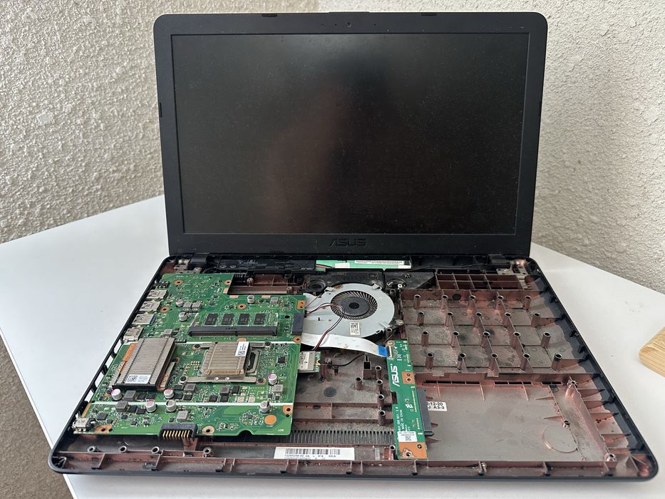 Vand laptop Asus  pentru piese