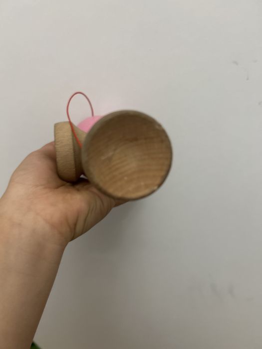 Kendama Usa.  Fara grip dar este buna