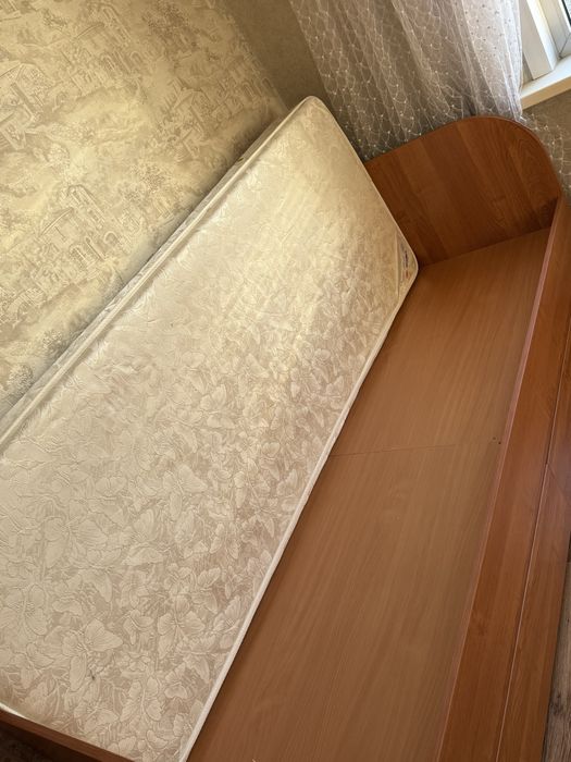 Кровать , шкаф, комод и стол .