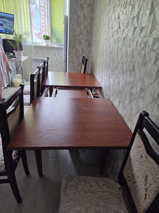 Продам  стол с стулиями