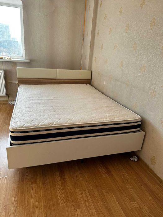 кровать двухспальная с матрасом