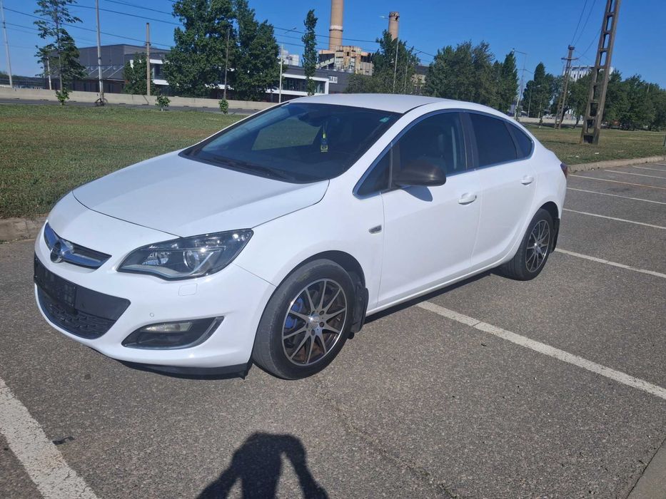 Opel astra sedan 2014