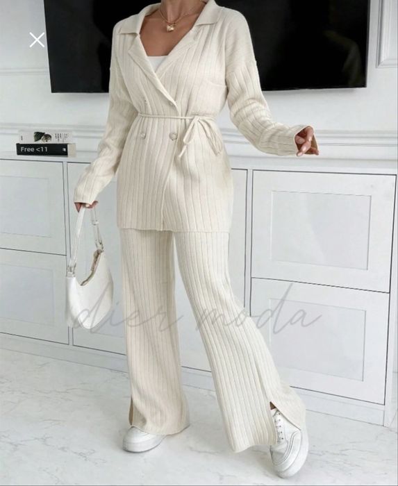 Дамски плетен костюм с двойно закопчаване пасва на размери от  С до Л