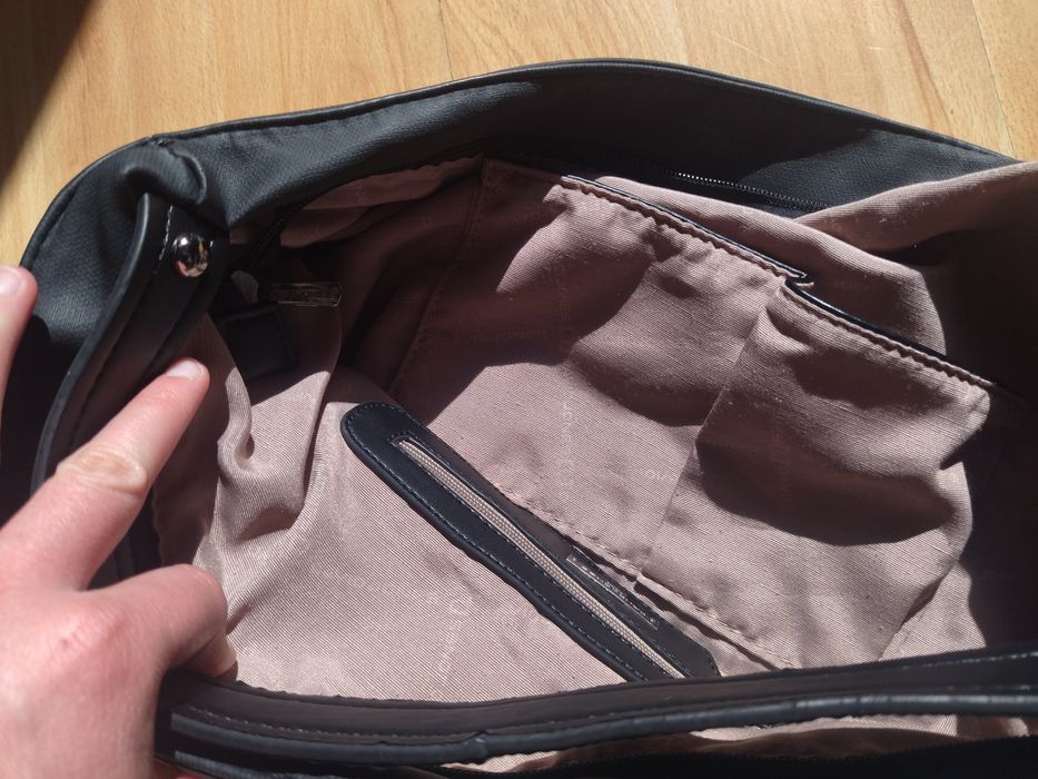 Много вместителна черна дамска чанта