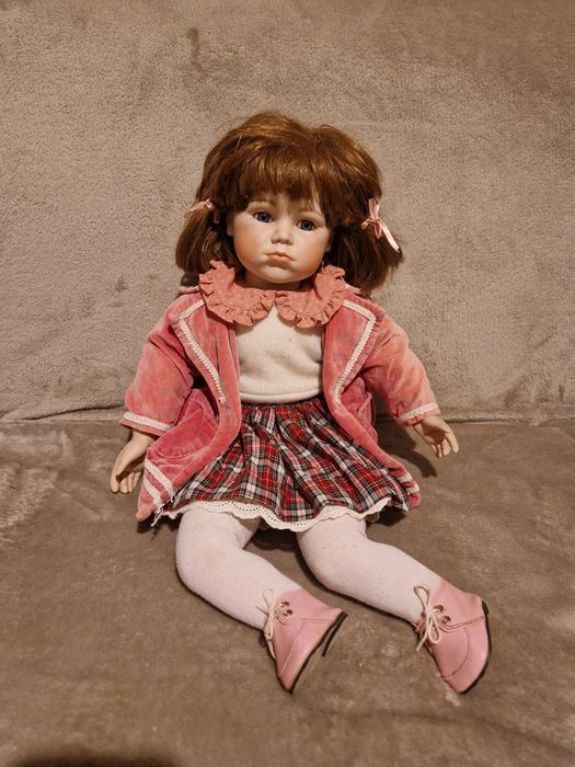 Păpușă de porțelan