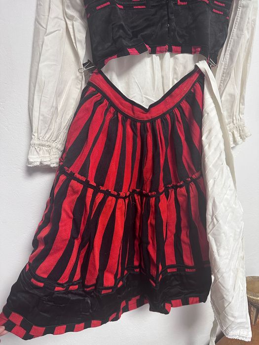 Costum popular anii 1980