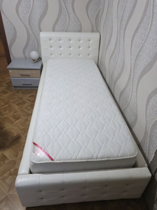 Кровать с матрасом