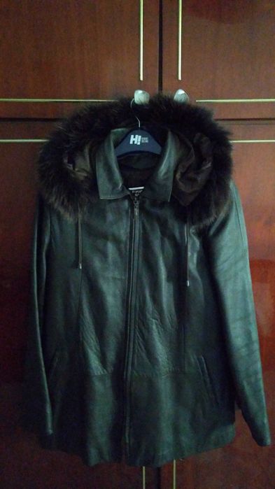 Haina din piele naturală, maro închis (negociabil).