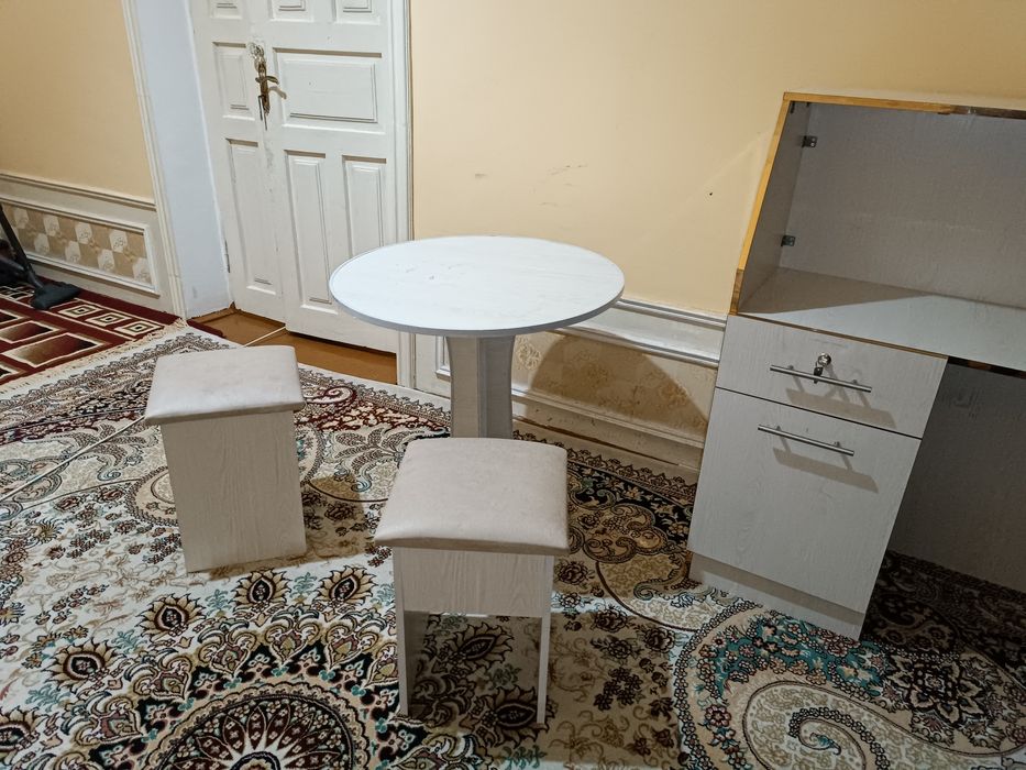 Бар  стол стуллари билан янги.