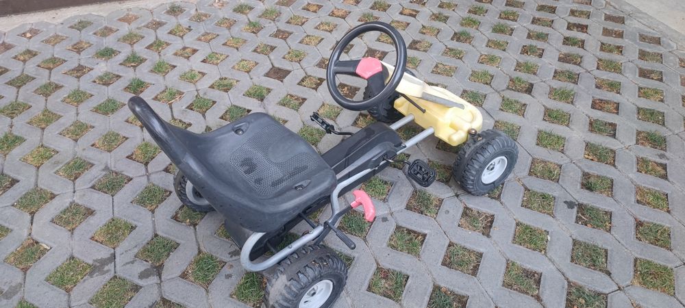 Кола с педали за малки деца