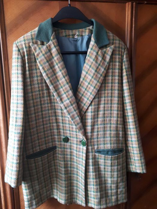 Sacou de damă NOU,  din stofă  de lână  in carouri  mărimea  48