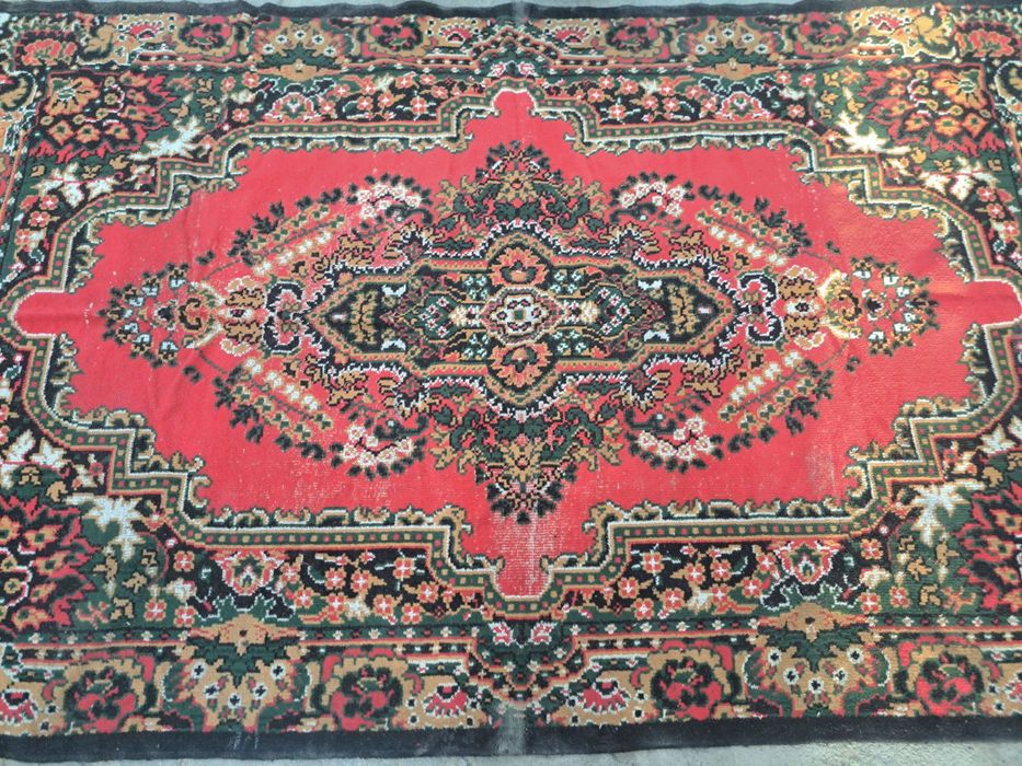 Qizil gilam sotiladi