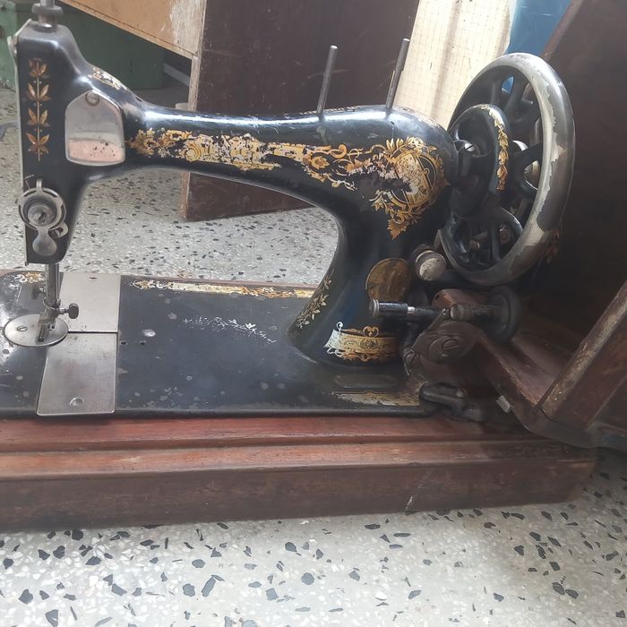 Шевна машина ръчна в оригинален куфар ретро класика