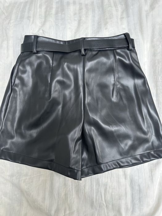 PRIMARK - кожени къси панталони с колан