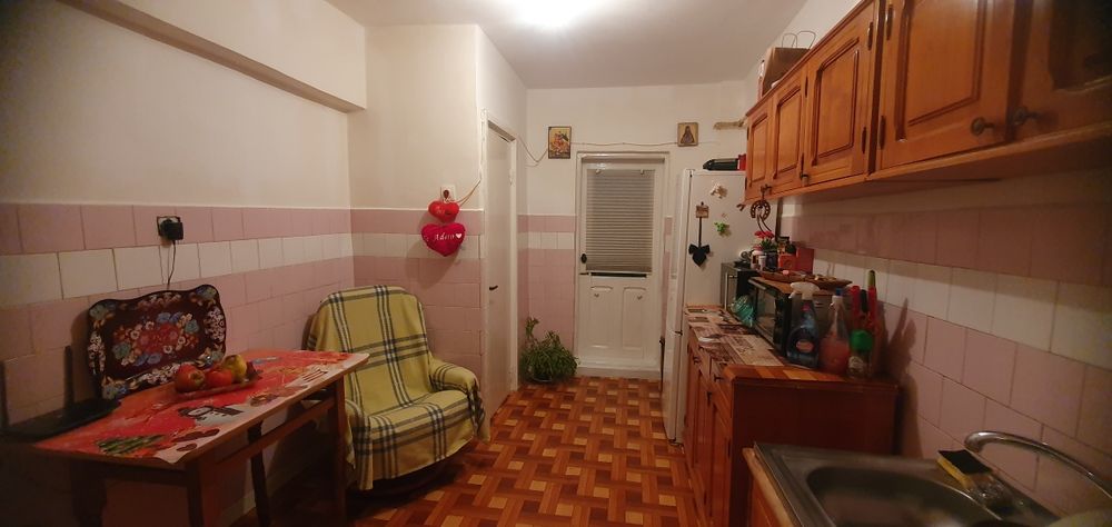 Vând apartament cu 3 camere ,hol,baie și bucătărie.