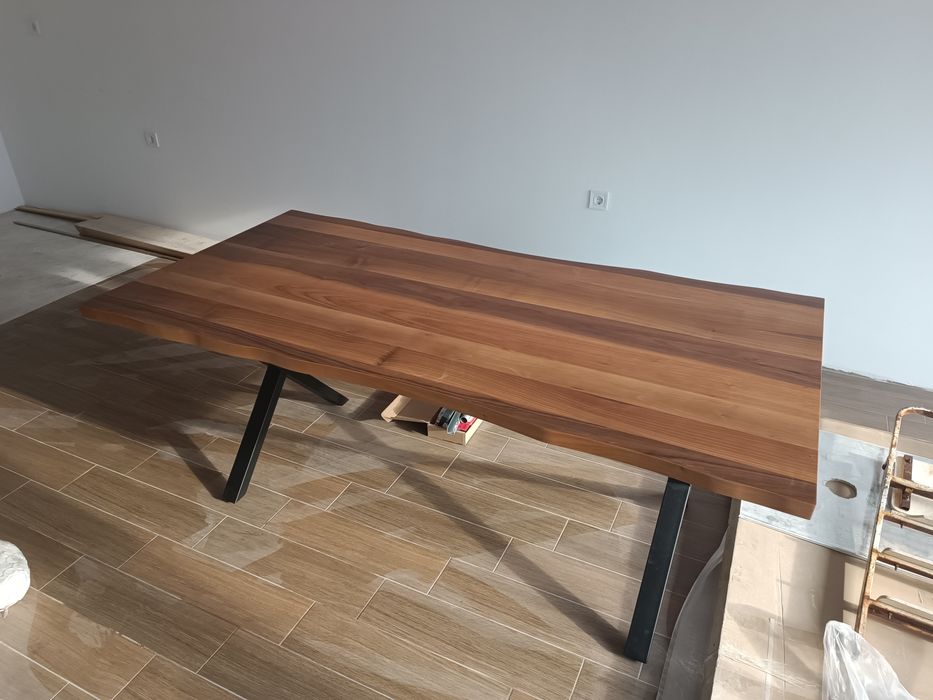 Маса чисто нова       л