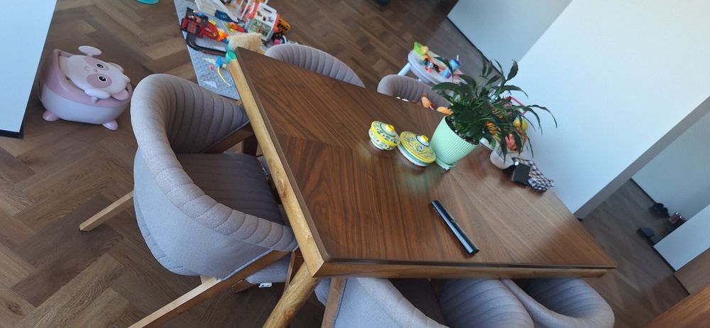 Стол  обеденный с шестью стульями