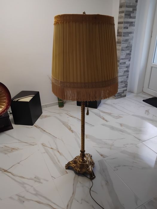 Superb lampadar vechi din bronz masiv,din perioada interbelică.