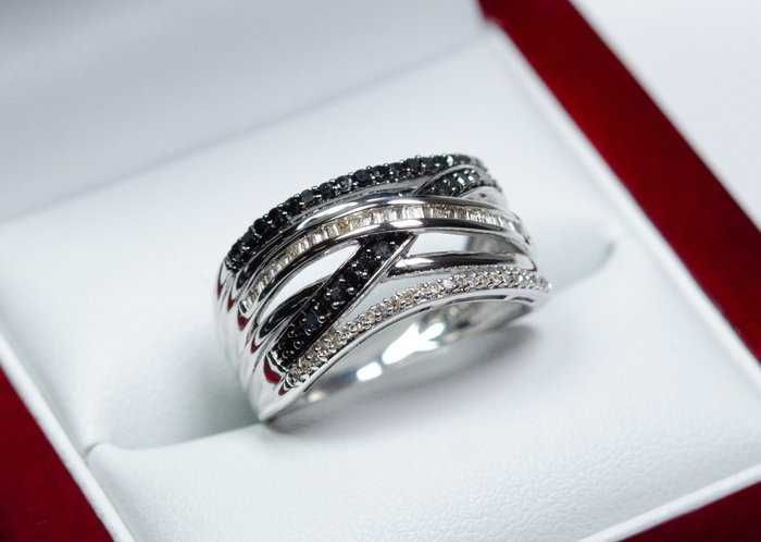 Inel argint 925 cu 1,25 carate diamante albe și negre