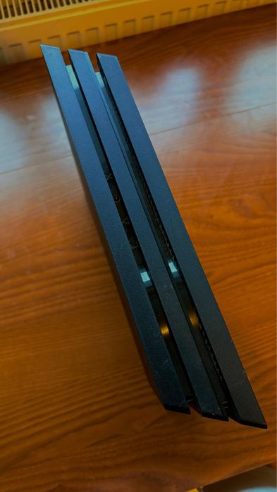 Playstation 4 PRO 1tb - 2 controllers