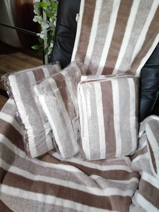 Set prosoape moi si pufoase ,pe gri si maro