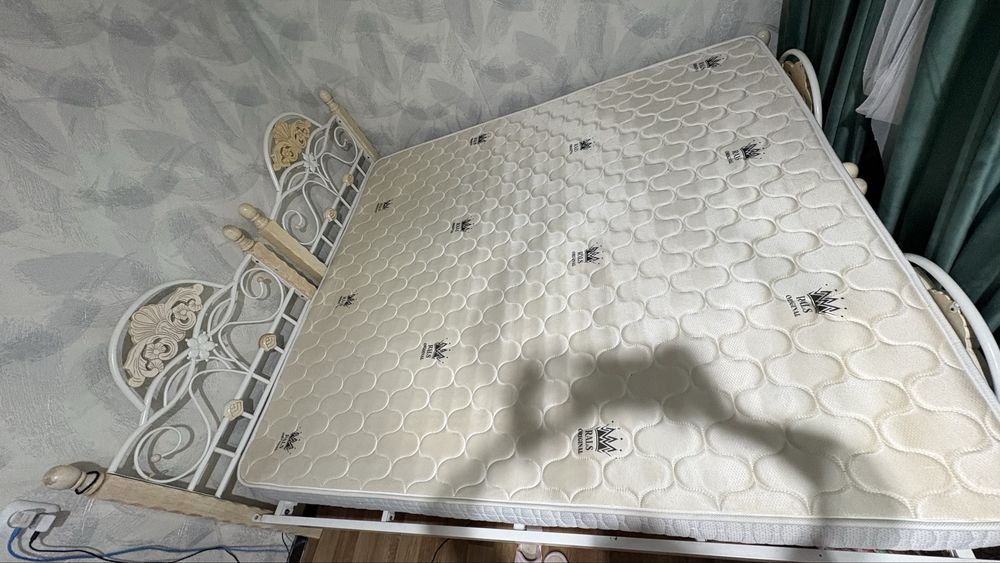Продам кровать с матрасом