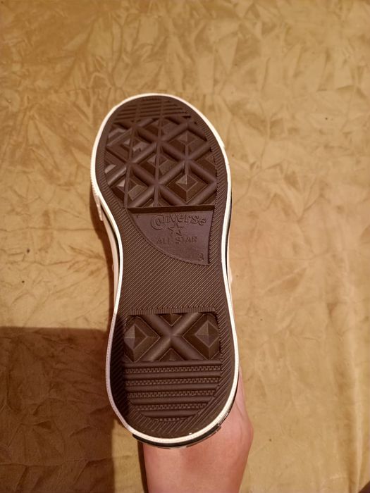 Продам конверсы новые