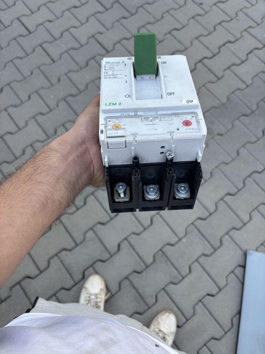 Intrerupator automat trifazat