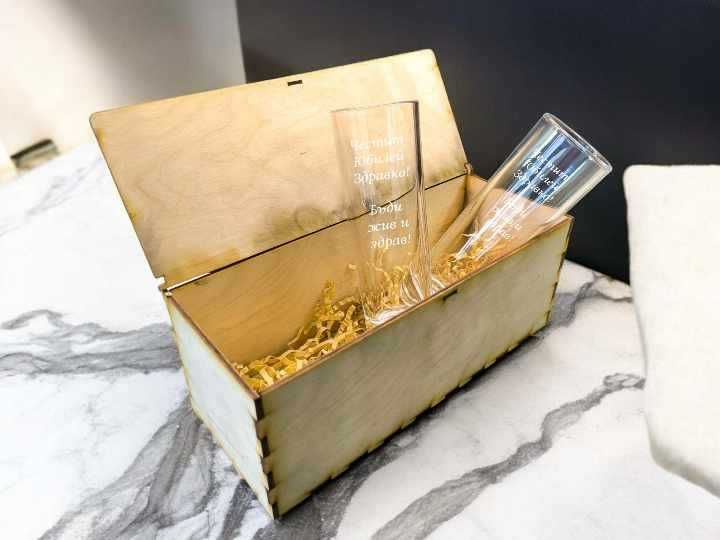 Лазерно гравирани стъклени чаши с дървена кутия ( различни модели )