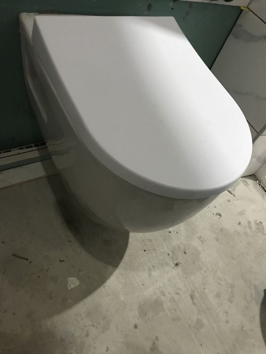 Продавам тоалетна чиния за вграждане с биде и капак