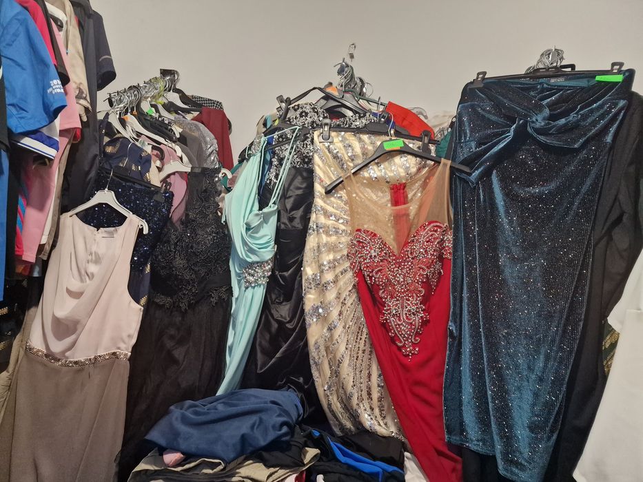 Lot haine calitate superioara, o parte cu eticheta ,diferite mărimi