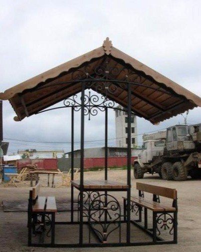 Terasa foisor cu bănci masa și acoperiș metal și lemn