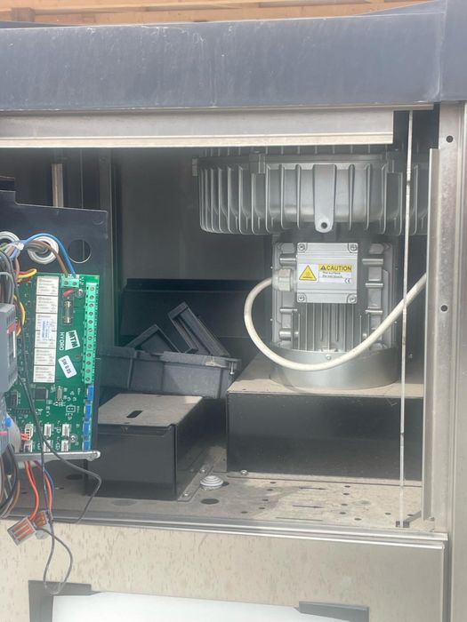 Vand aspiratoare profesionale self service