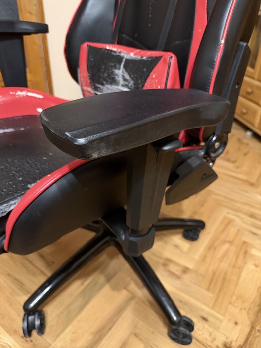 Продавам геймърски стол AKRACING – черно/червен