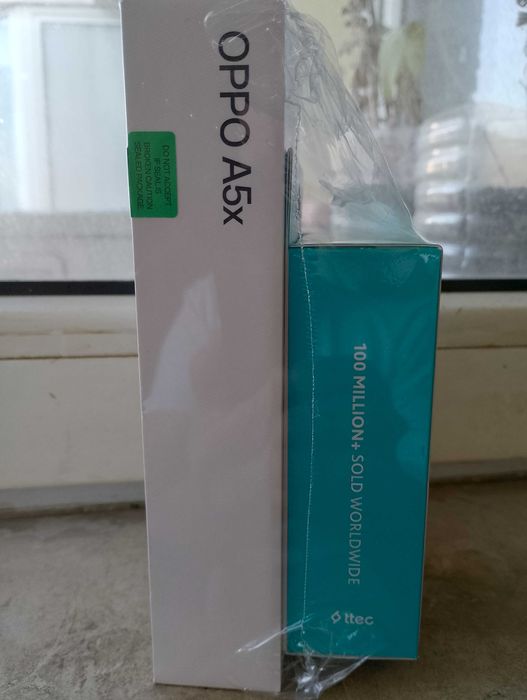 OPPO със слушалки