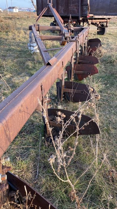 Плуг 8 корпусной