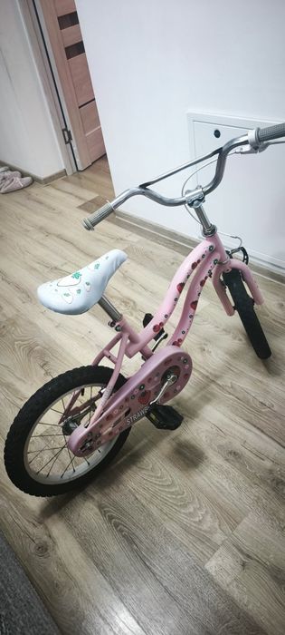 Vând bicicleta roz