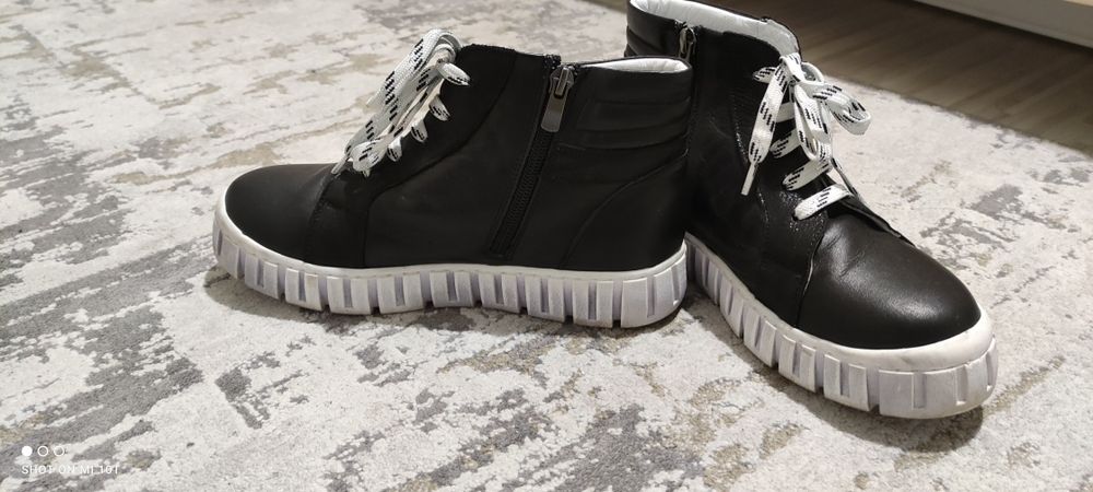 Черни високи обувки