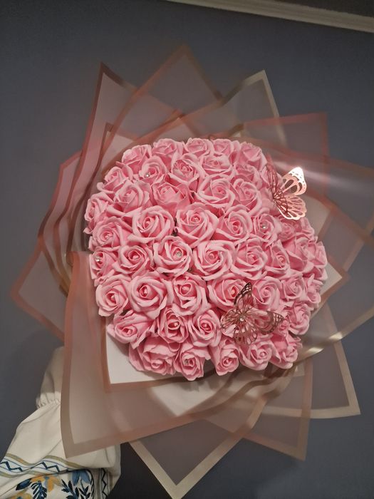 Idei de cadou buchet trandafiri cu mesaj personalizat