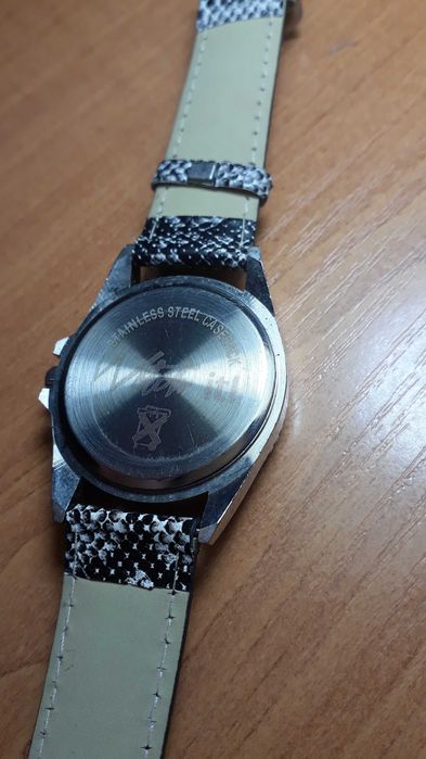 Дамски часовник с кристали