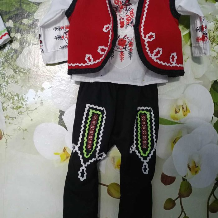 Народна носия със ширити за момче