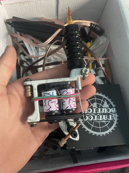 Vand kit pentru tatuaje