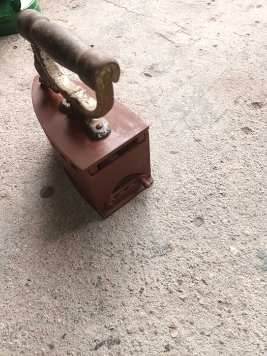 Продавам 100 годишна ютия, която е работила със жар!