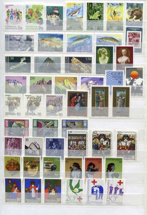 Албум SG A4 с 450 чисти марки (MNH) Сан Марино, Люксембург, Лихтенщайн