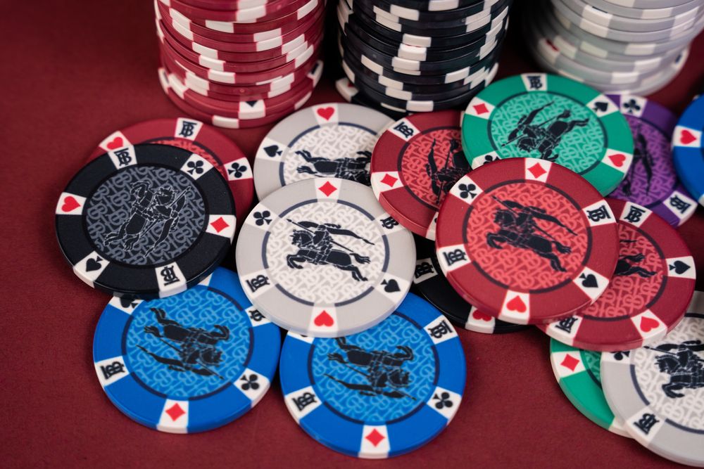 Masa Burberry + Scaune Burberry + Jetoane Burberry POKER set complet