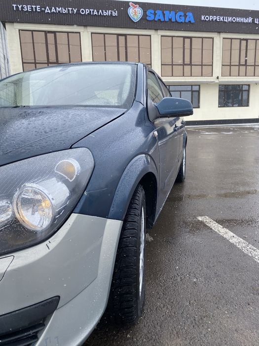 Opel Astra H 1.6 робот, седан