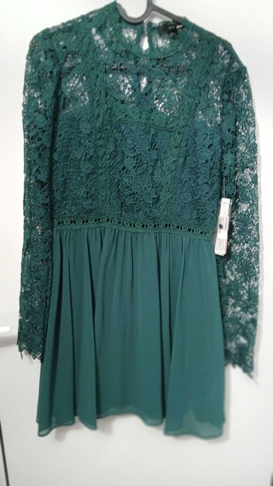 Елегантна рокля в тъмно изумрудено зелено с дантела и шифон – AQUA,